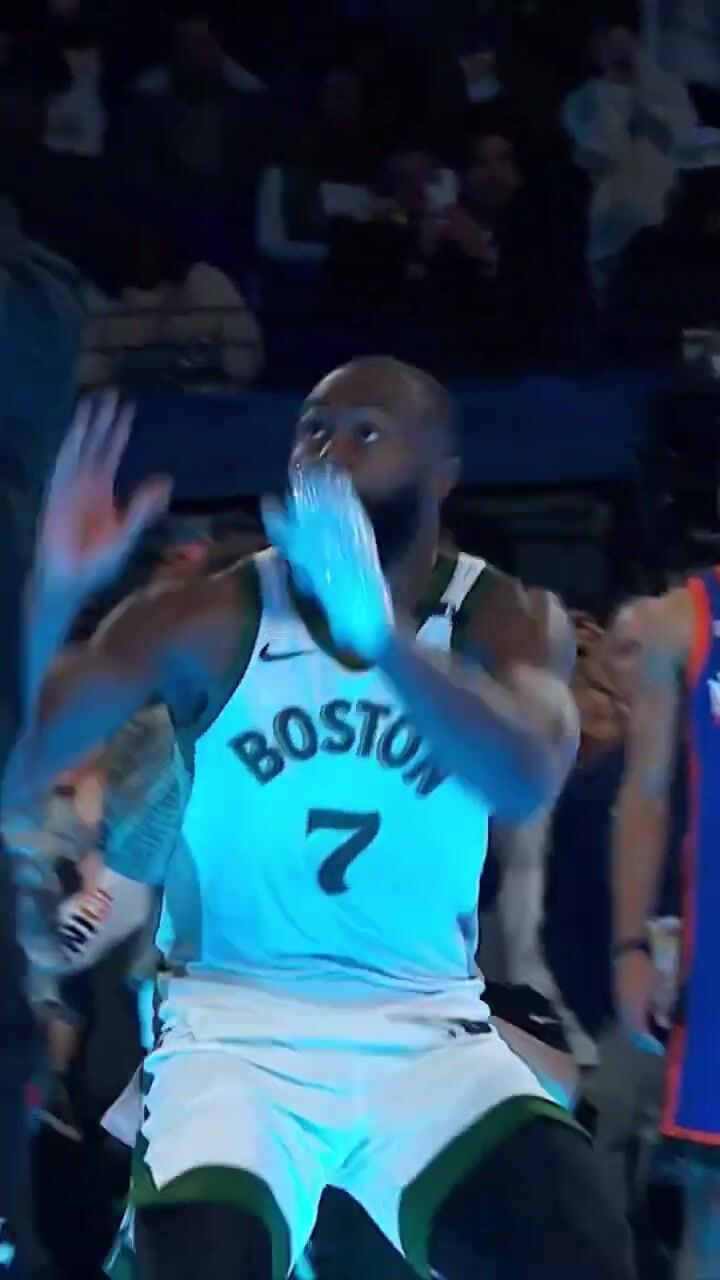 Gravity-Defying Left-Handed Dunk! Jaylen Brown Stuns in NBA Dunk Contest 2024