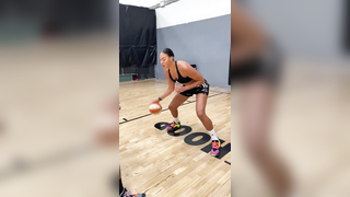Liz Cambage's Skills: The Evolution of Her Handles