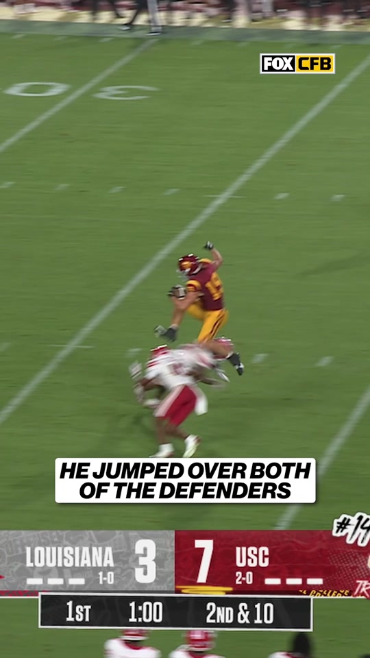 @USC Football 's Mark Bowman hurdled TWO defenders #collegefootba...