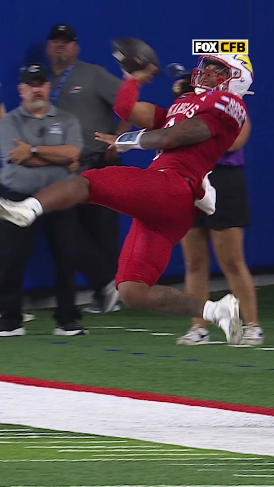 Isaiah Marshall SOMEHOW gets this throw off What a play for @Kansas...