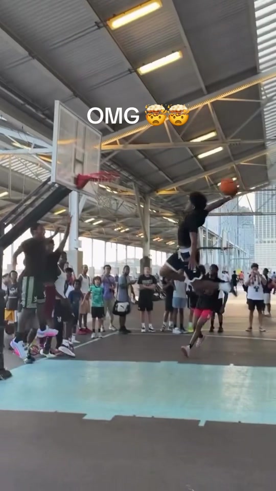 They out there goin crazy!! #bball #ballislife