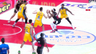 The captain came up big: career-high for Randolph in the Clasico