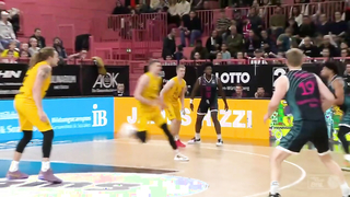 In Flamengo's victory over Bauru in the Super 8 Cup, forward/center Gabriel Jaú delivered a historic performance. Not only did he score a career-high, but he also achieved the highest individual score in Super 8 Cup history, matching Davaunta Thomas' rec