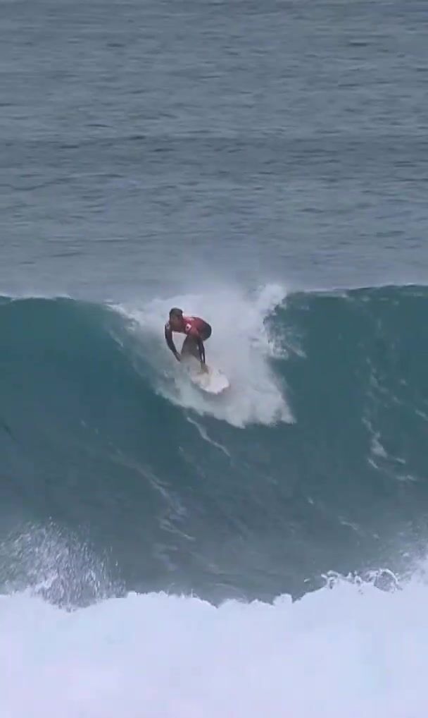 Kanoa Igarashi's Sunset Victory: Clear Vision at 20/20, Defeats Oahu's Own in Quarters