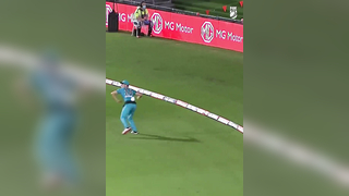 Mike Hussey's Unbelievable Save: A Big Bash Legend!