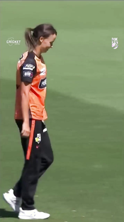 "Unbelievable! Grace Harris Smashes a Six with a Broken Bat WBBL09