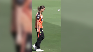 "Unbelievable! Grace Harris Smashes a Six with a Broken Bat WBBL09