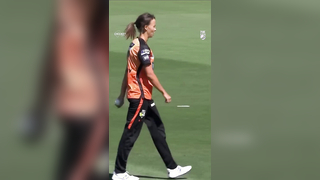 "Unbelievable! Grace Harris Smashes a Six with a Broken Bat WBBL09