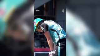 "Unbelievable! Grace Harris Smashes a Six with a Broken Bat WBBL09