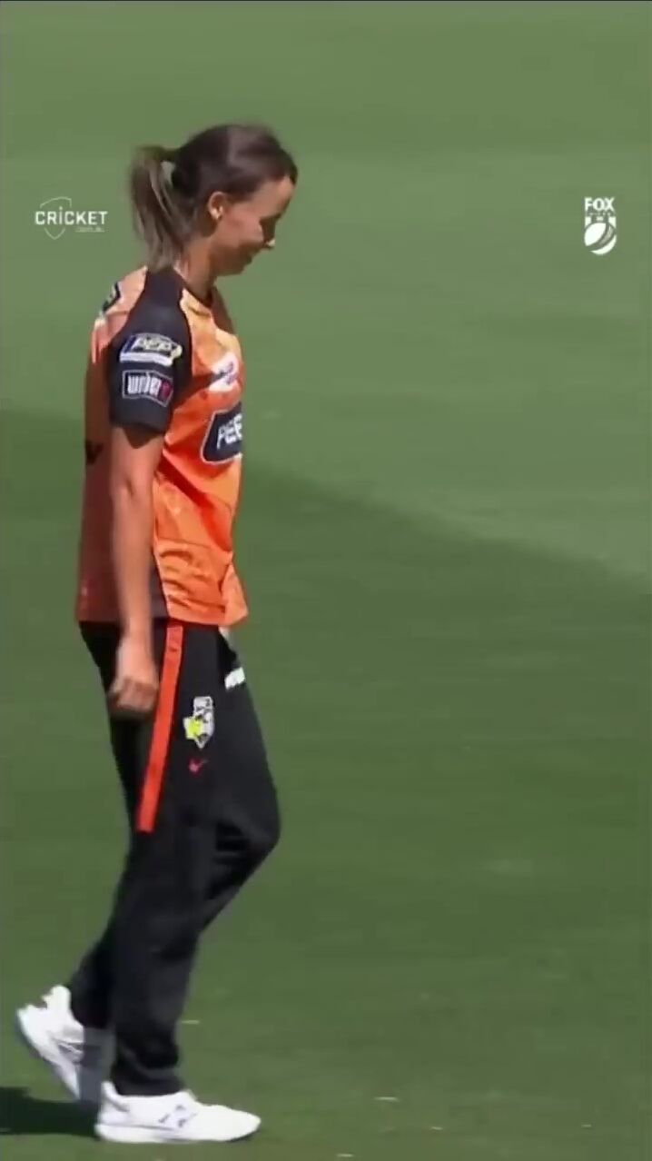 "Unbelievable! Grace Harris Smashes a Six with a Broken Bat WBBL09