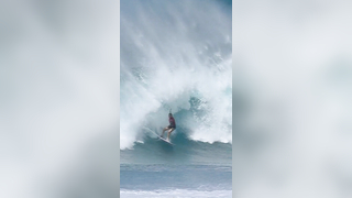 Molly Picklum's Spectacular 9.67 Snap to Free-Fall! Historic Turn in Women's Sunset Beach Surfing!