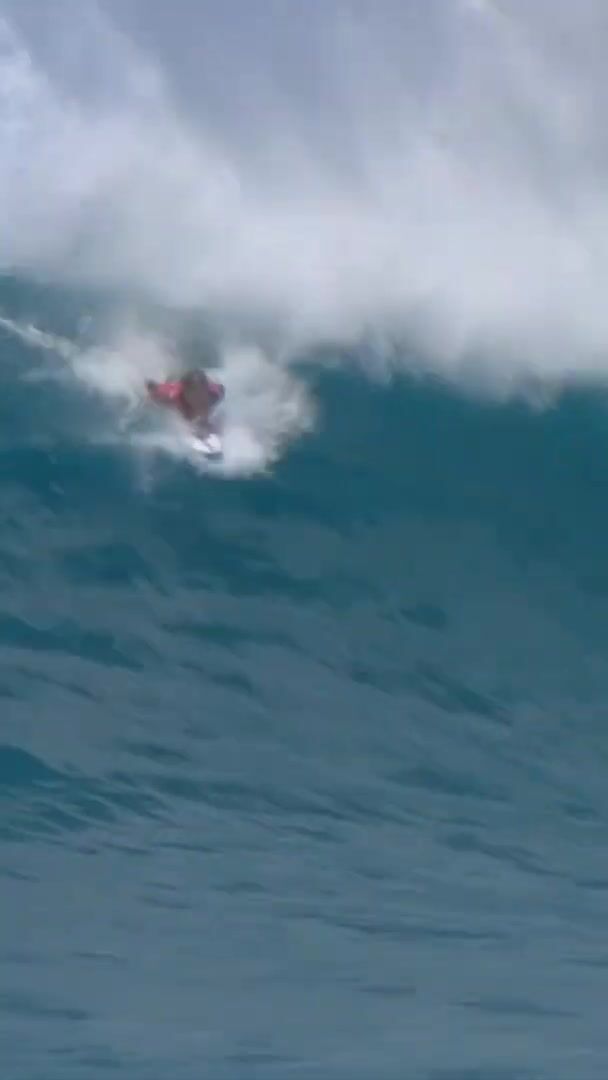 Molly Picklum's Spectacular 9.67 Snap to Free-Fall! Historic Turn in Women's Sunset Beach Surfing!