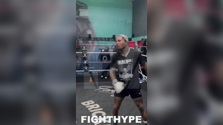 GERVONTA DAVIS FIRST RYAN GARCIA SPARRING LOOK; SIZES UP HOW TO GET INSIDE ON TALLER ELIJAH FLORES