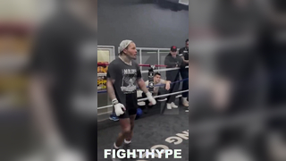 GERVONTA DAVIS FIRST RYAN GARCIA SPARRING LOOK; SIZES UP HOW TO GET INSIDE ON TALLER ELIJAH FLORES