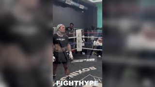 GERVONTA DAVIS FIRST RYAN GARCIA SPARRING LOOK; SIZES UP HOW TO GET INSIDE ON TALLER ELIJAH FLORES