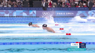 Summer McIntosh HOLDS OFF Regan Smith in women's 200m butterfly final | Paris Olympics