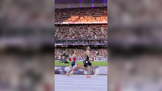 WOW. A STUNNING upset in the men’s 1500m as AMERICAN COLE HOCKER takes gold! #ParisOlympics #colehocker #usatf #teamusa #oregonducks #trackandfield #1500m