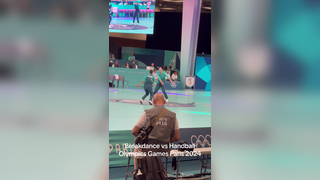 Alors on #Danse #breakdance vs #handball #paris2024 #paris #olympics #jo #france well done to all #okympic #volunteers and #breakdancing #dancers : @Martina Mattioli @DjVerukka @Stromae