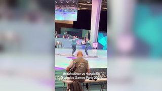 Alors on #Danse #breakdance vs #handball #paris2024 #paris #olympics #jo #france well done to all #okympic #volunteers and #breakdancing #dancers : @Martina Mattioli @DjVerukka @Stromae