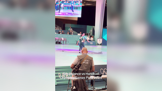 Alors on #Danse #breakdance vs #handball #paris2024 #paris #olympics #jo #france well done to all #okympic #volunteers and #breakdancing #dancers : @Martina Mattioli @DjVerukka @Stromae