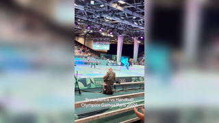 Alors on #Danse #breakdance vs #handball #paris2024 #paris #olympics #jo #france well done to all #okympic #volunteers and #breakdancing #dancers : @Martina Mattioli @DjVerukka @Stromae