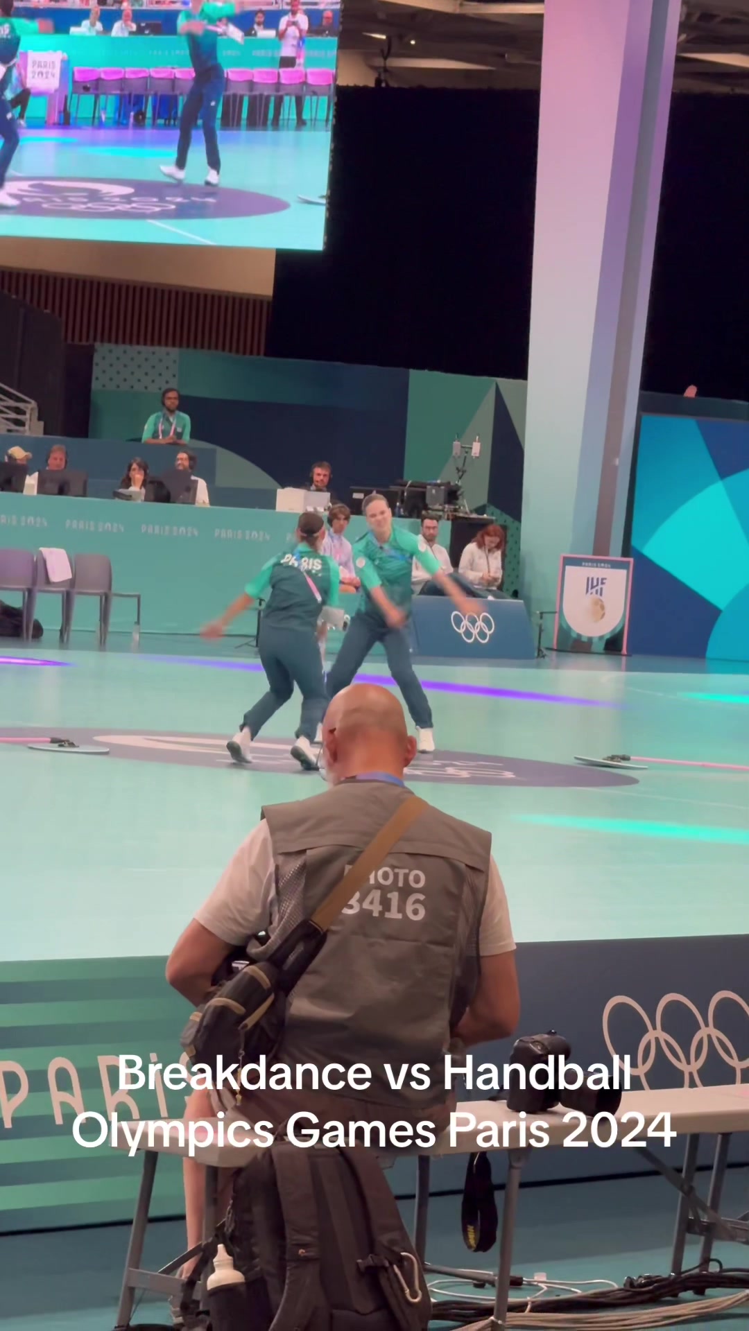 Alors on #Danse #breakdance vs #handball #paris2024 #paris #olympics #jo #france well done to all #okympic #volunteers and #breakdancing #dancers : @Martina Mattioli @DjVerukka @Stromae