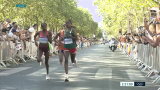 Sifan Hassan goes SHOULDER TO SHOULDER with Tigst Assefa for marathon gold | Paris Olympics