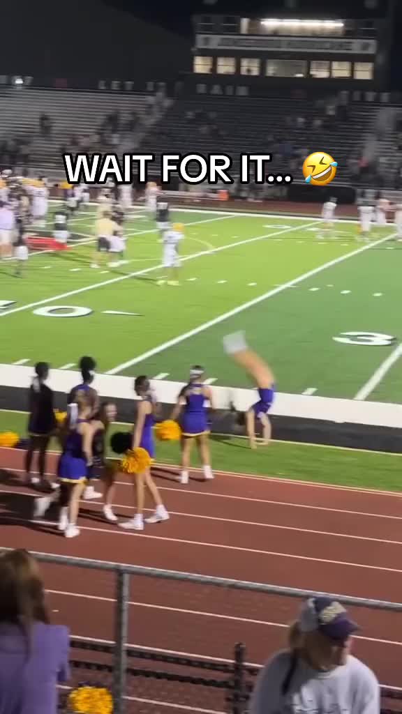This is too funny (via @user46902820183 a t e l y n) #football #cheerleader #cheerleading #funny #sports #fail