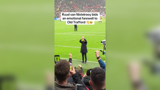A special moment for the Man United legend | @Percy #sportbible #fyp #foryou #foryoupage #soccer #football #pl #premierleague #mufc #manchesterunited #manunited #manutd #ruudvannistelrooy