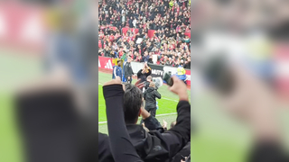 A special moment for the Man United legend | @Percy #sportbible #fyp #foryou #foryoupage #soccer #football #pl #premierleague #mufc #manchesterunited #manunited #manutd #ruudvannistelrooy