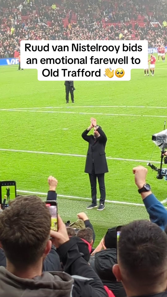 A special moment for the Man United legend | @Percy #sportbible #fyp #foryou #foryoupage #soccer #football #pl #premierleague #mufc #manchesterunited #manunited #manutd #ruudvannistelrooy