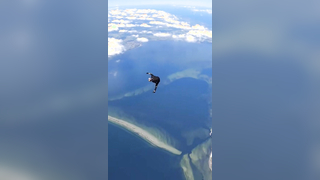 This is BEAUTIFUL #skydive #skydiver #extremesports #sportsviral #tsn (: @Red Bull Polska) @tsn