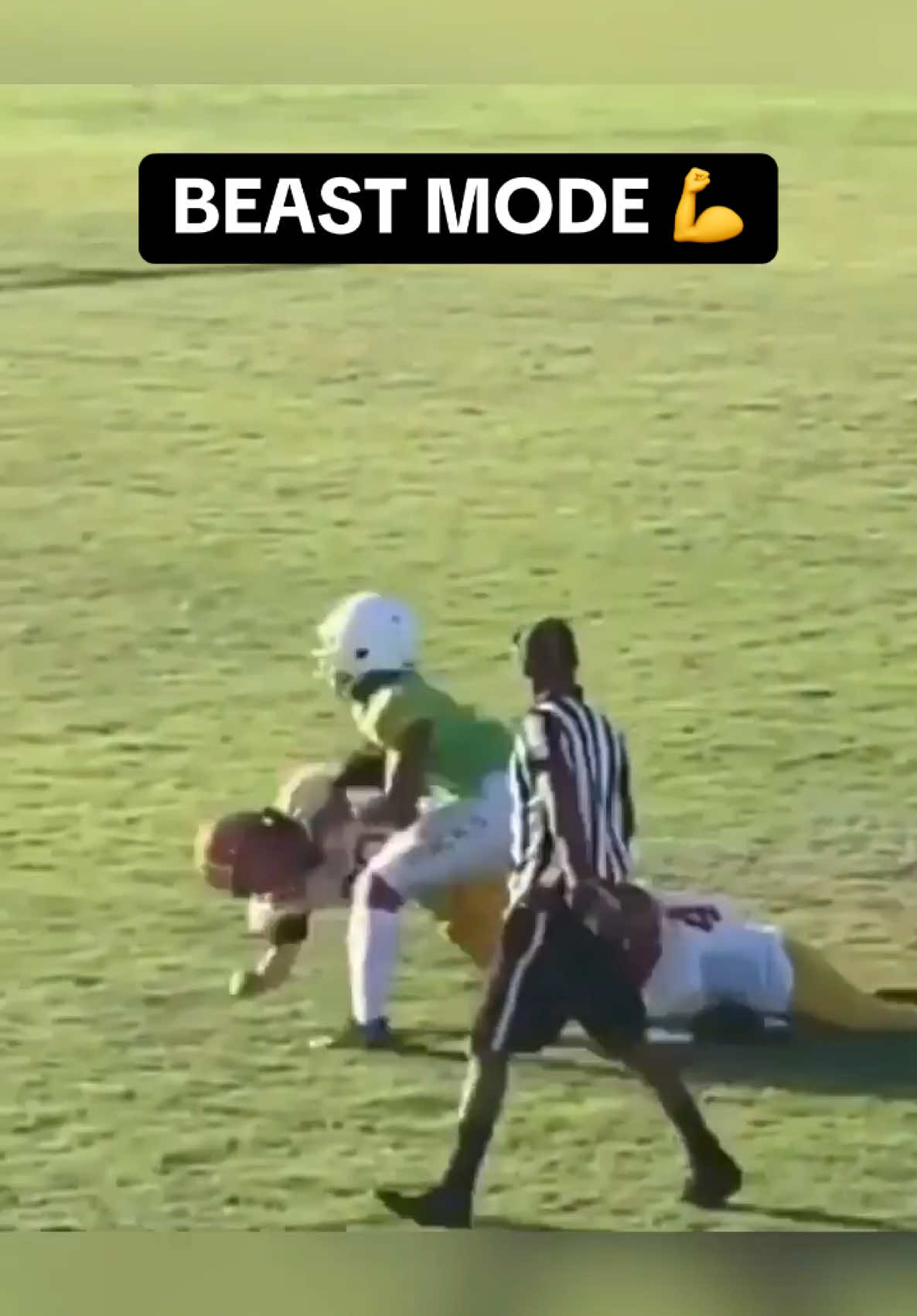 Tag someone who can’t tackle you! (via _jordanlockhart/IG) #football #beast #dominant #athlete #highlights #boom #highschoolfootball #sports