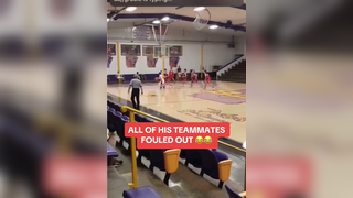 Bro had to play 1v5 (via zekedavis10/IG) #basketball #ejected #fouledout #1v5 #highschoolbasketball #solo #athlete #funny #teammates