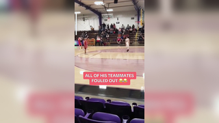 Bro had to play 1v5 (via zekedavis10/IG) #basketball #ejected #fouledout #1v5 #highschoolbasketball #solo #athlete #funny #teammates