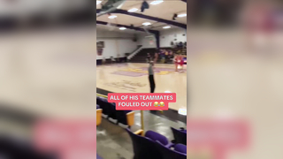 Bro had to play 1v5 (via zekedavis10/IG) #basketball #ejected #fouledout #1v5 #highschoolbasketball #solo #athlete #funny #teammates