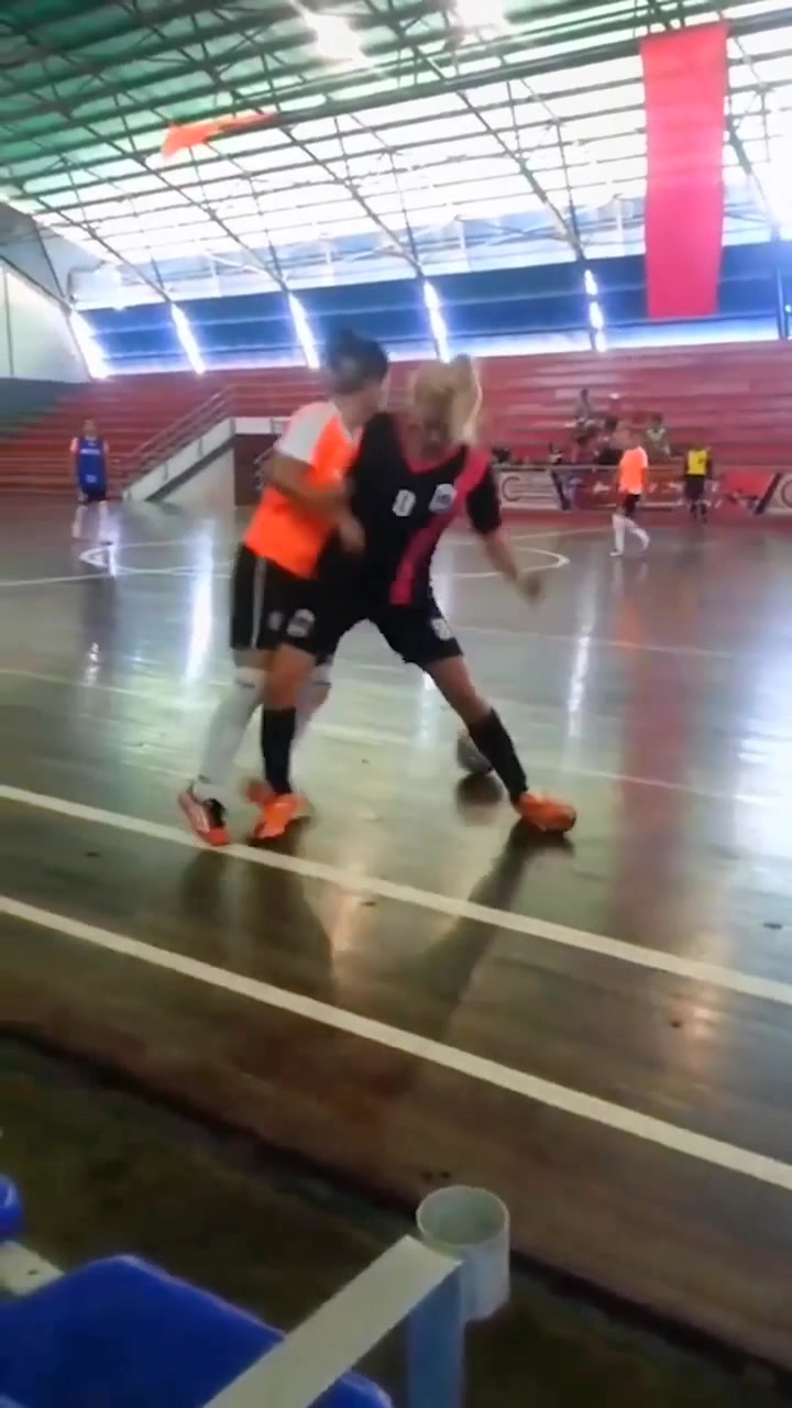 What is going on here⁉ ‍ IG: may_gonzalez5 #433 #foryou #fail #women #football #futsal #fight #funny #wtf #lol