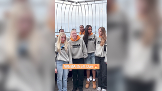 2025 WNBA draftees on top of the Empire State building ahead of the draft #wnba #wnbadraft #empirestatebuilding #paigebueckers #haileyvanlith #newyork