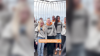2025 WNBA draftees on top of the Empire State building ahead of the draft #wnba #wnbadraft #empirestatebuilding #paigebueckers #haileyvanlith #newyork