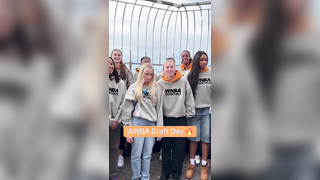 2025 WNBA draftees on top of the Empire State building ahead of the draft #wnba #wnbadraft #empirestatebuilding #paigebueckers #haileyvanlith #newyork