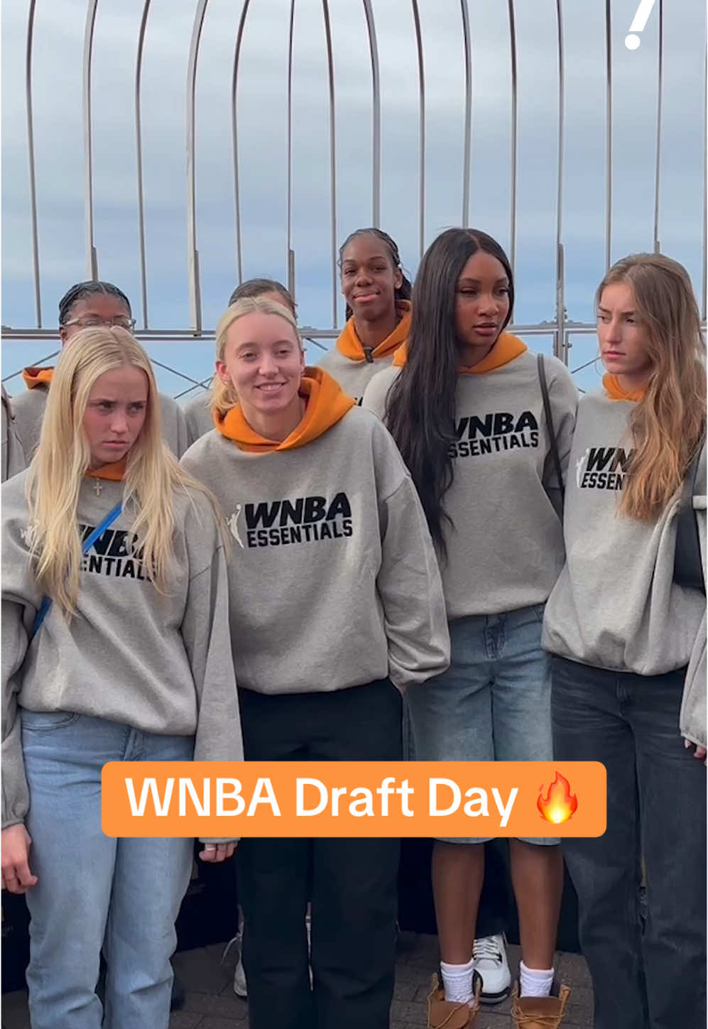 2025 WNBA draftees on top of the Empire State building ahead of the draft #wnba #wnbadraft #empirestatebuilding #paigebueckers #haileyvanlith #newyork