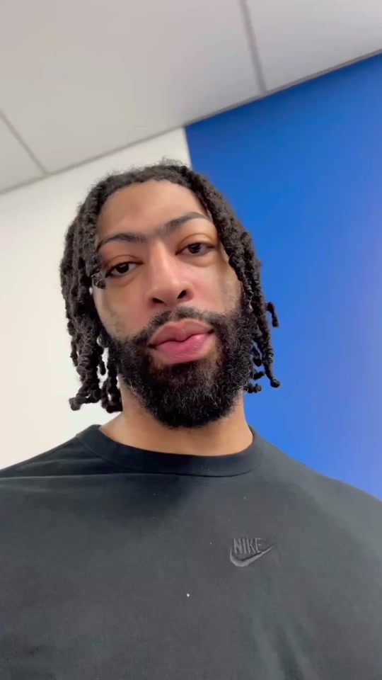 From one No. 1 pick to another... AD welcomes @Paige Bueckers to Dallas #wnba #paigebueckers #draft