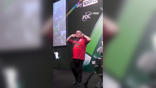 Got the crowd in the palm of his hand #StephenBunting #Darts
