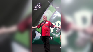 Got the crowd in the palm of his hand #StephenBunting #Darts