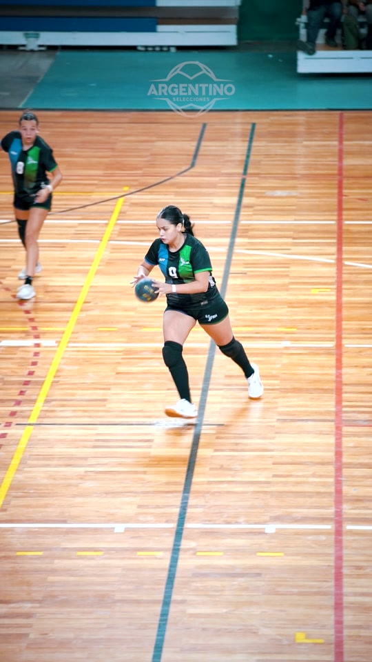 @Melu tirando acrobacias #handball #balonmano #handebol