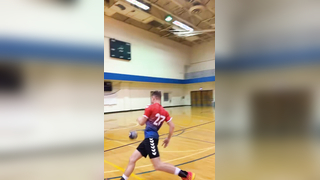 WHAT. #fyp #foryoupage #handballpassion #handballskills #handball_mom...