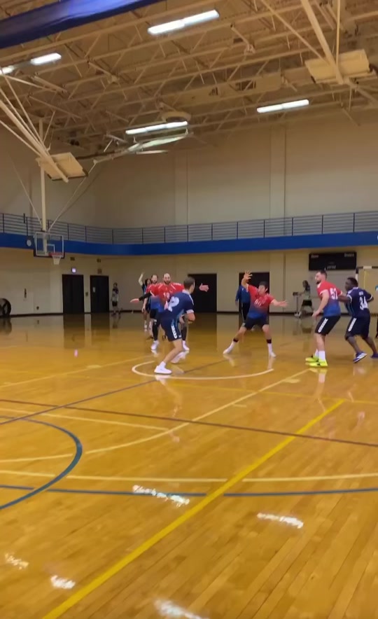 WHAT. #fyp #foryoupage #handballpassion #handballskills #handball_mom...