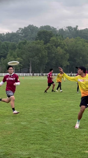 Man gotta twist and turn before sending it deep ‍ #frisbee