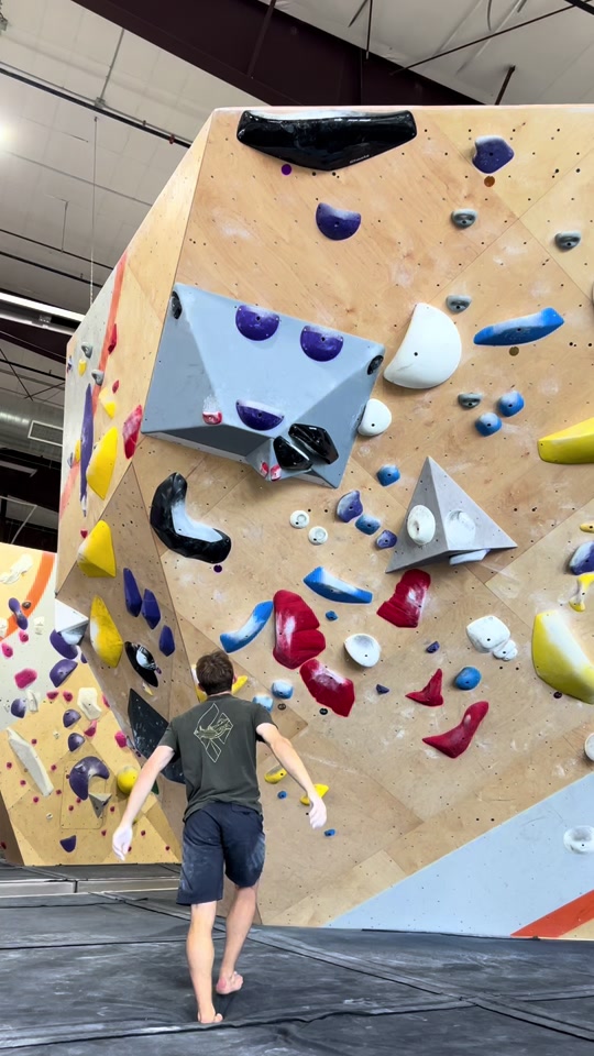 Never let them know your next move 🫨 #bouldering #dyno #movement #...