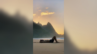 Full trust mode w/ @chelseakauai #AcroYoga #trustfall #sunsetbeach